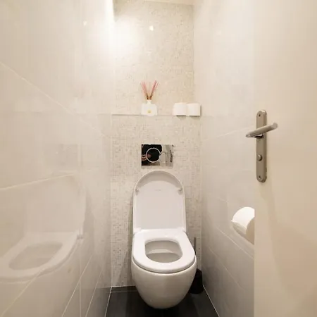Spacious 3br Canal Saint Martin Parigi